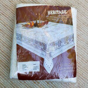 BNWT vintage Heritage oblong lace tablecloth